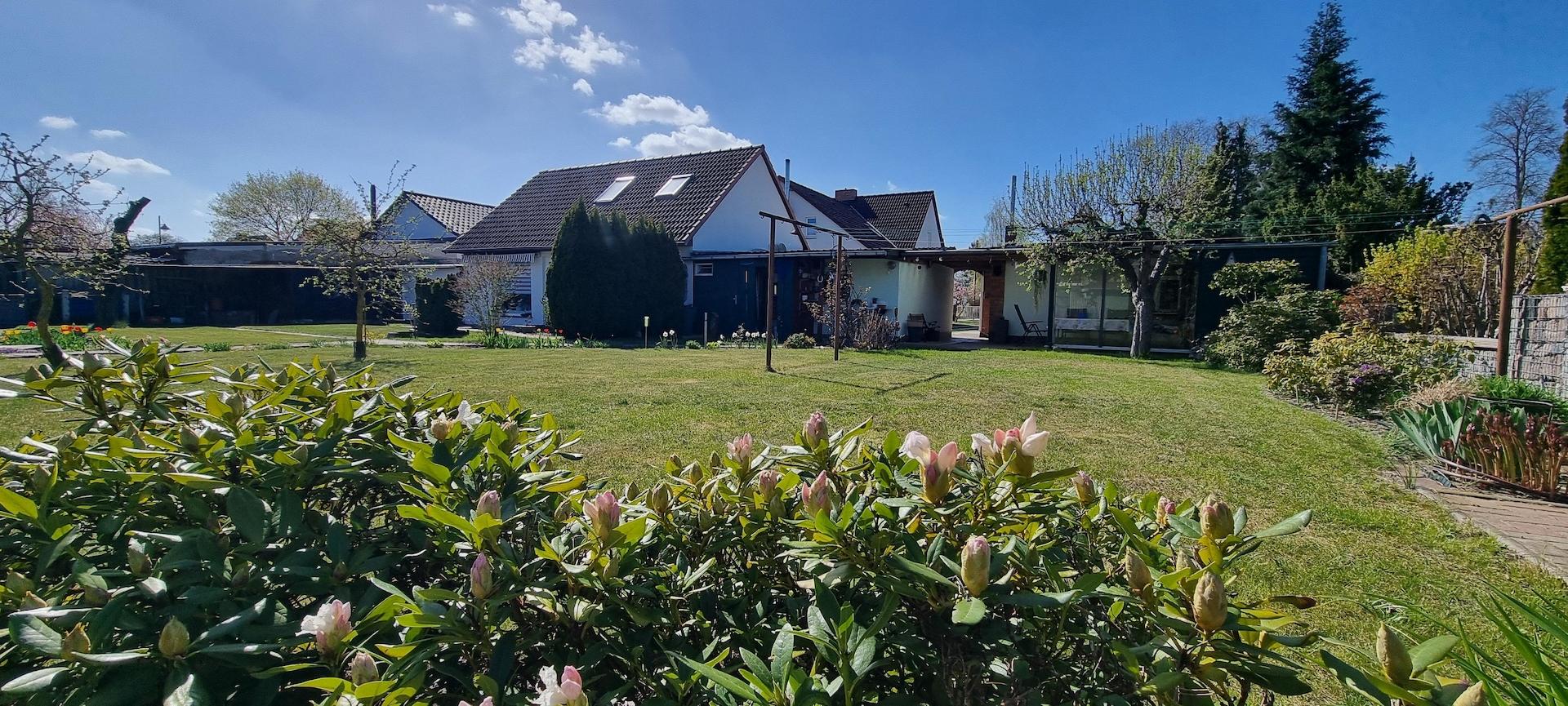 Garten mit Blick zur Ferienwohnung