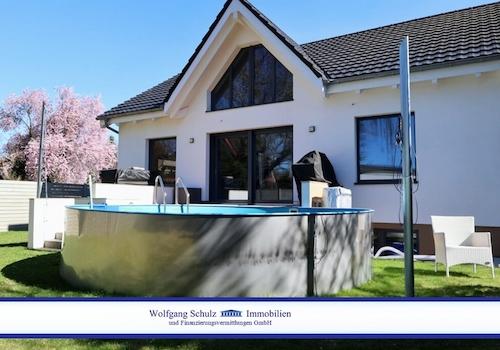 Rückansicht mit Pool