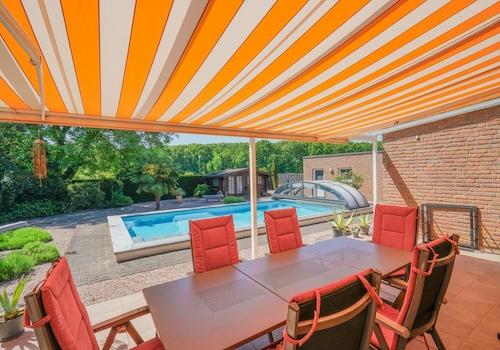 Terrasse mit Blick zum Pool