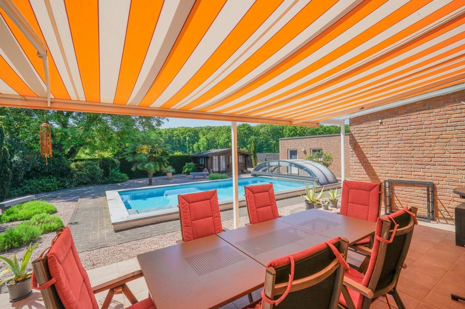 Terrasse mit Blick zum Pool