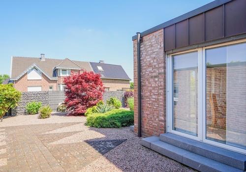 seitlicher Eingang zum Garten