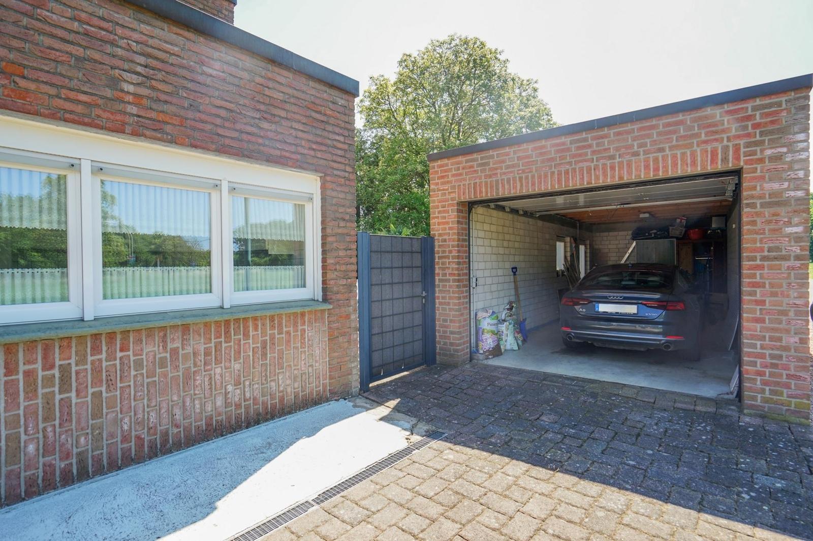 Haus & Garage mit Zwischentür zum Garten