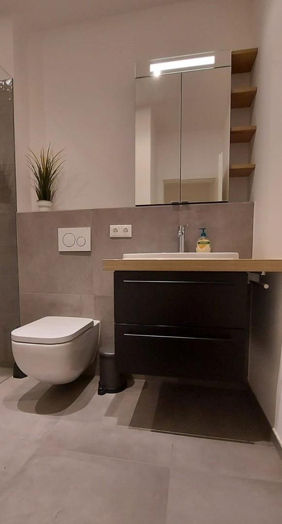 Badezimmer mit Schrank 1