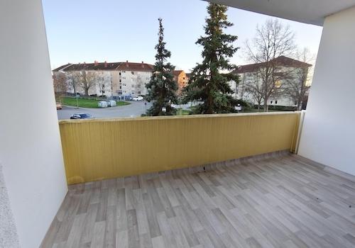 Großer sonniger Balkon