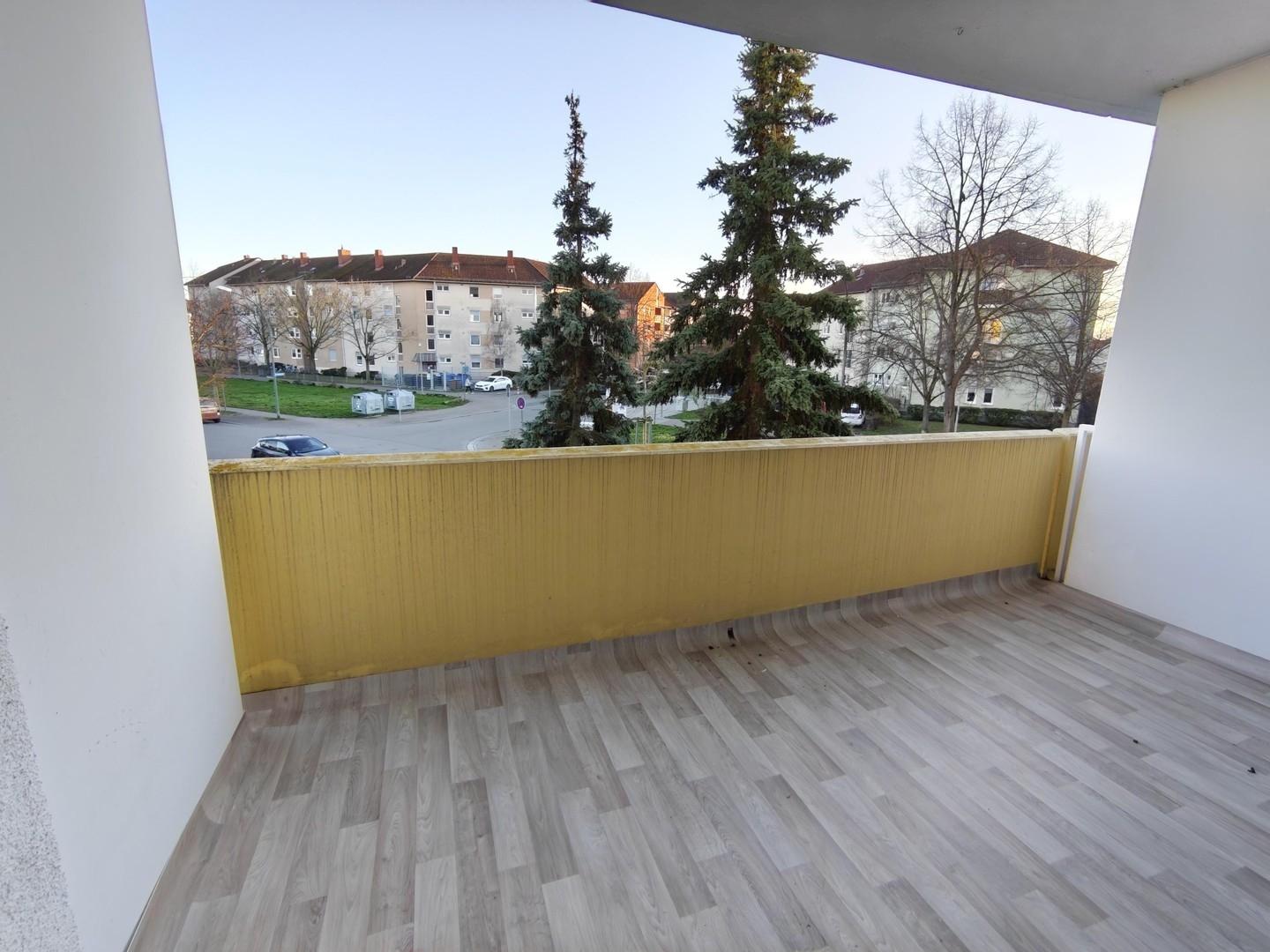 Großer sonniger Balkon