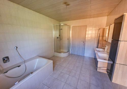 Tageslichtbad mit Wanne und Dusche EG