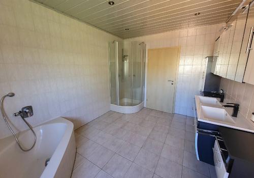 Tageslichtbad mit Wanne und Dusche OG 
