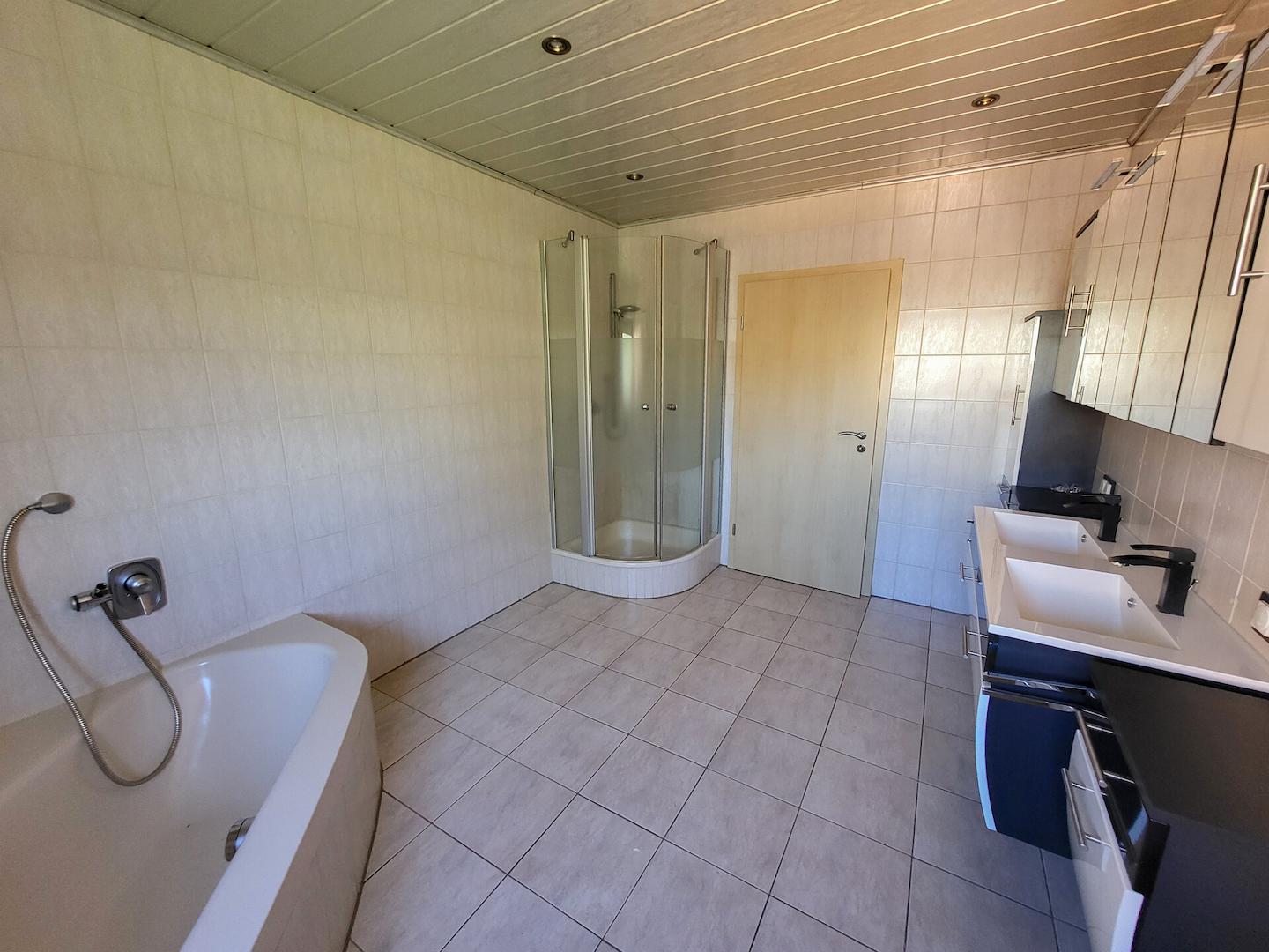 Tageslichtbad mit Wanne und Dusche OG 