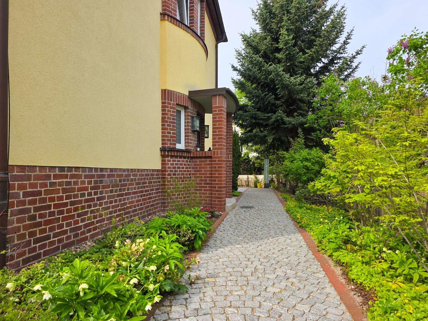 Weg zum Eingang