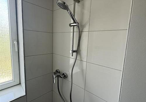 Neue Duschstange und Brause