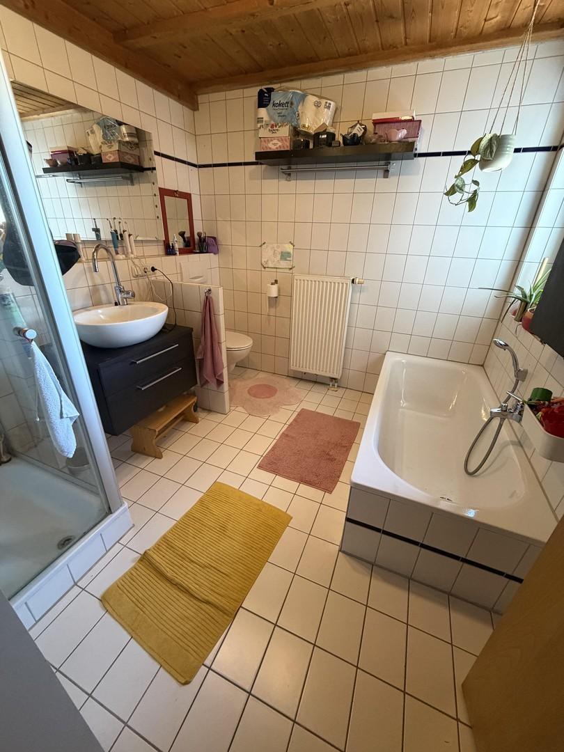 Badezimmer mit Dusche u. Wanne