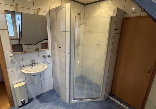 Badezimmer mit Dusche