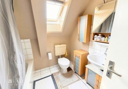 Badezimmer DG links 