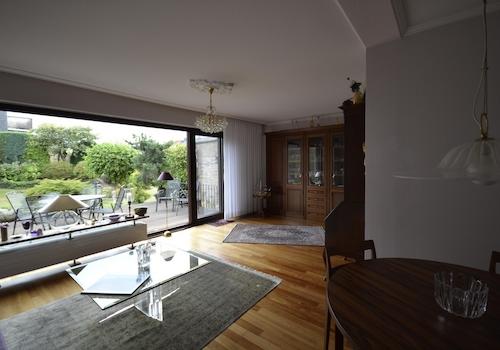 grosse Fensterfront zum Garten