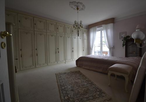 Schlafzimmer mit Einbauschrank