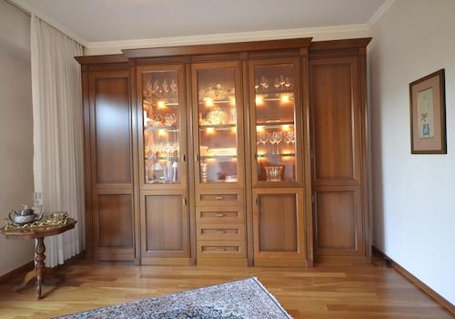 Wohnzimmerschrank inkludiert