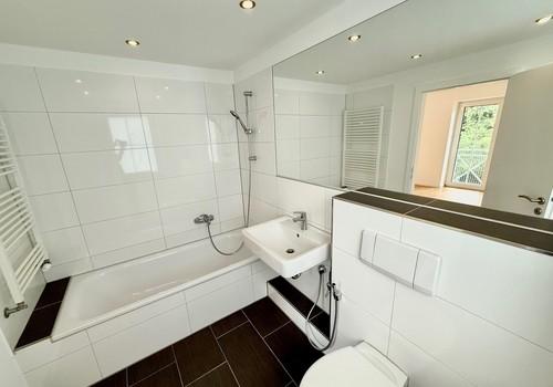 Modernes En-Suite-Bad