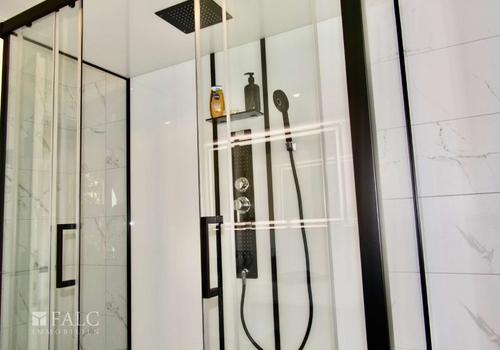 EG: Dusche im Badezimmer