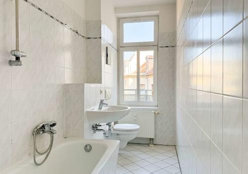 Tageslichtbad mit Badewanne
