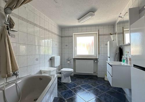 Badezimmer (EG)
