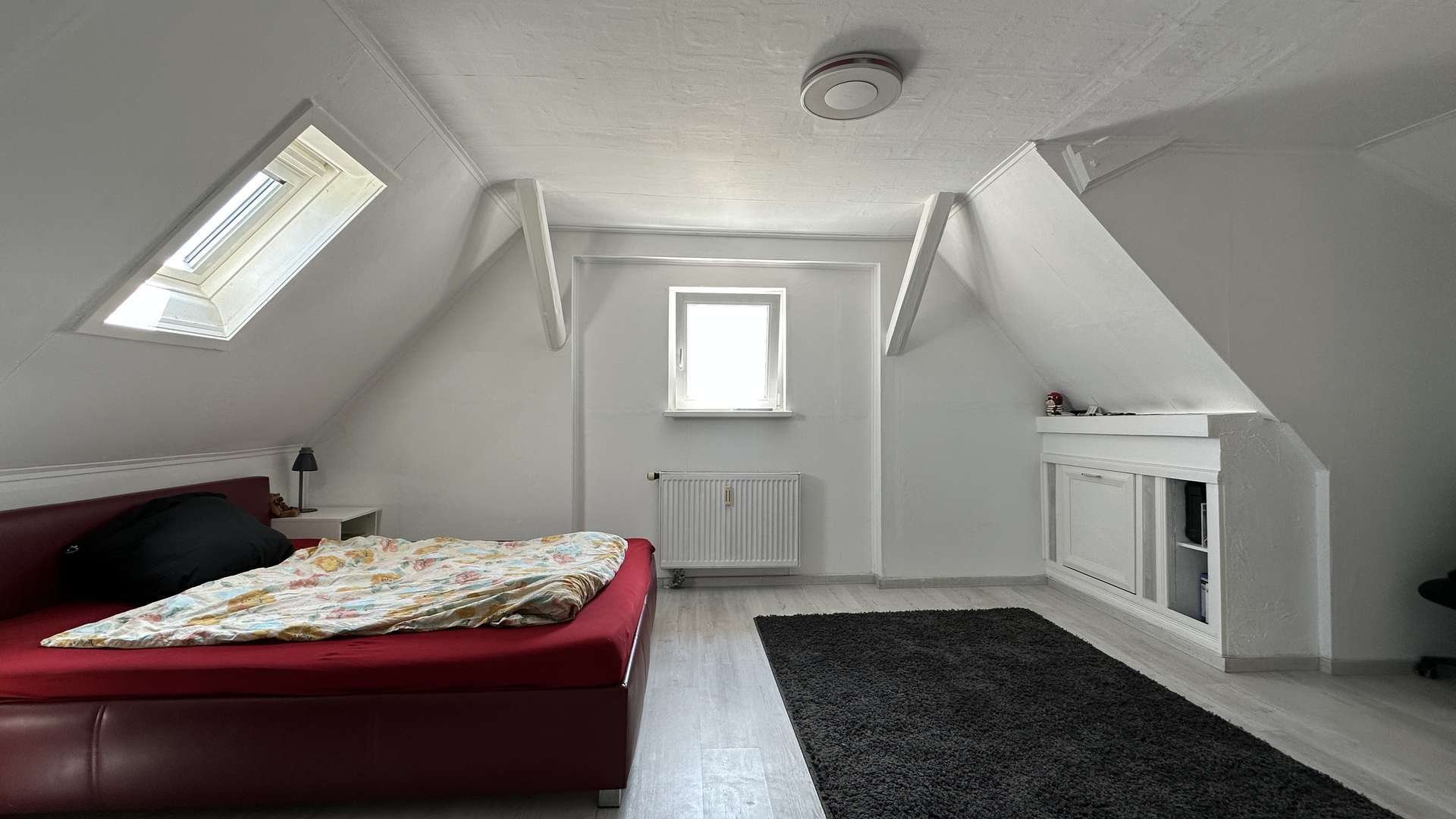 Schlafzimmer (DG)