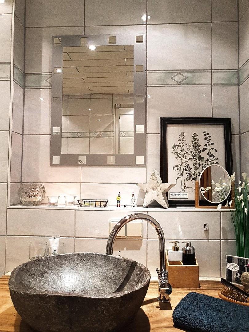 Badezimmer m. Steinwaschbecken