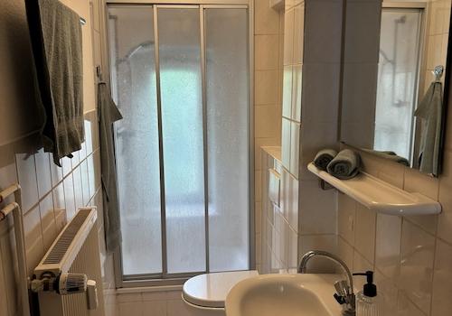 Badezimmer mit Dusche