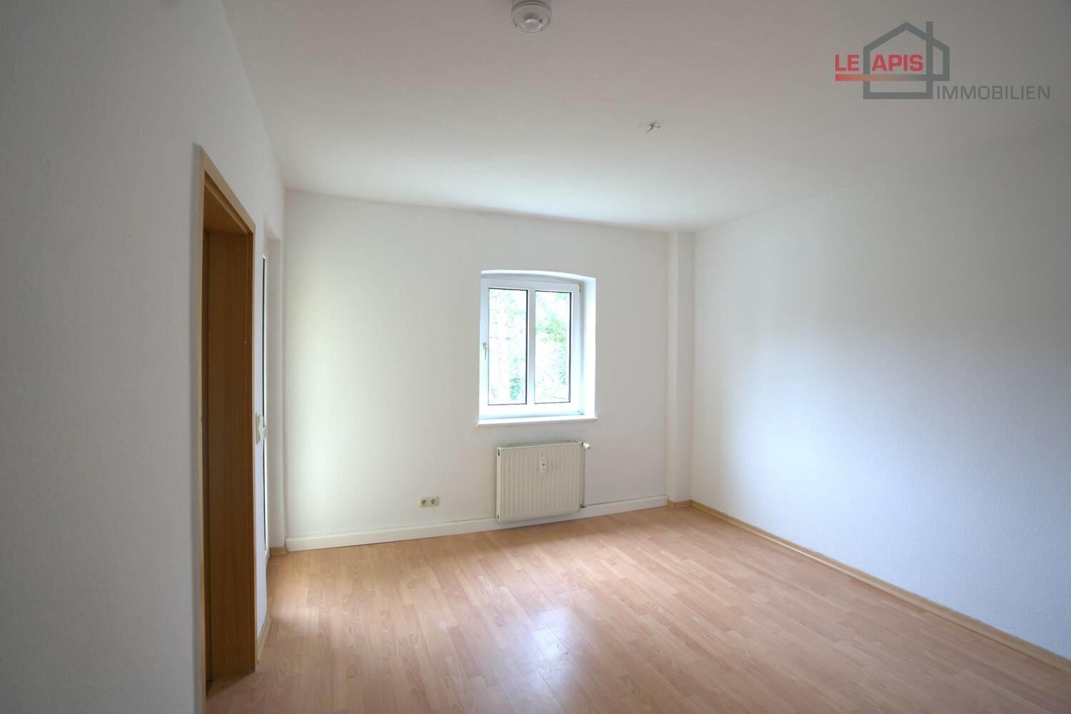 Zimmer 3 Bild 2 m. angrenzedem halben Zimmer u. Zugang Balkon