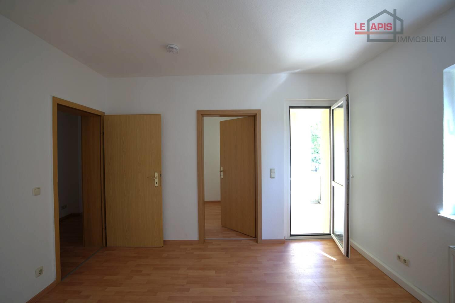 Zimmer 3 Bild 3 mit Zugang zum halben Zimmer u. Balkon