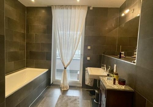 Bad mit Badewanne/Dusche