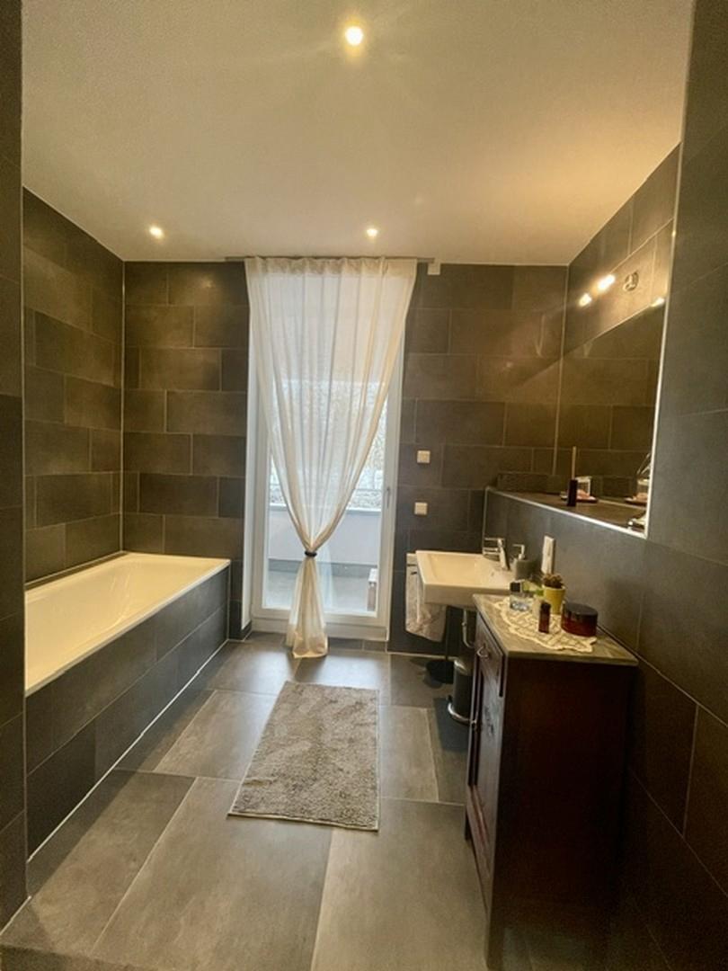 Bad mit Badewanne/Dusche