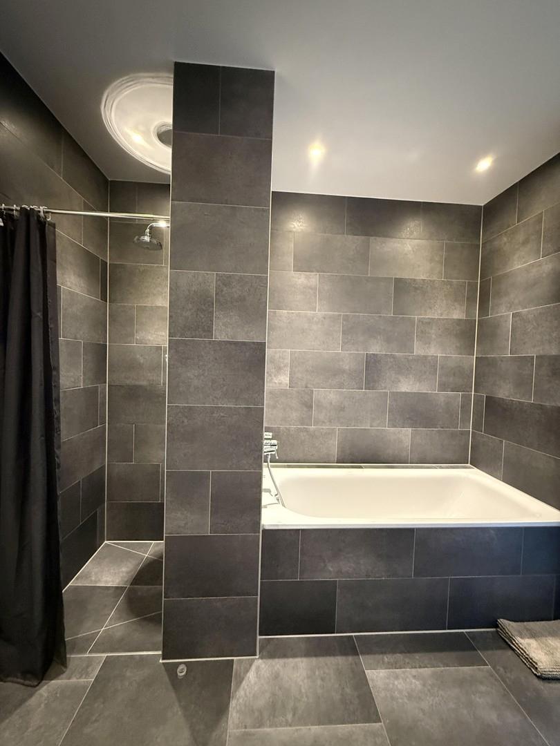 Badezimmer Dusche+Badewanne