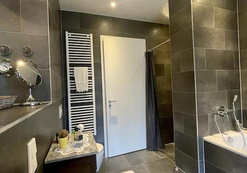 Bad mit Badewanne/Dusche