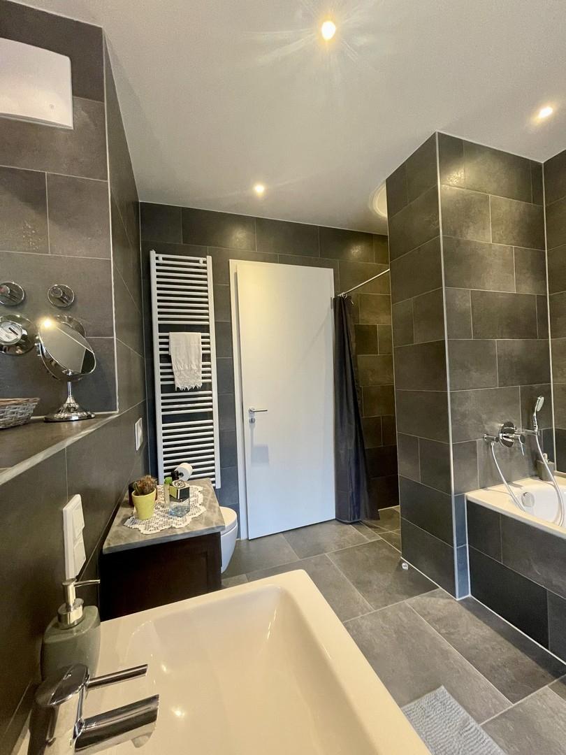 Bad mit Badewanne/Dusche