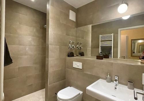 Elternbadezimmer mit Dusche