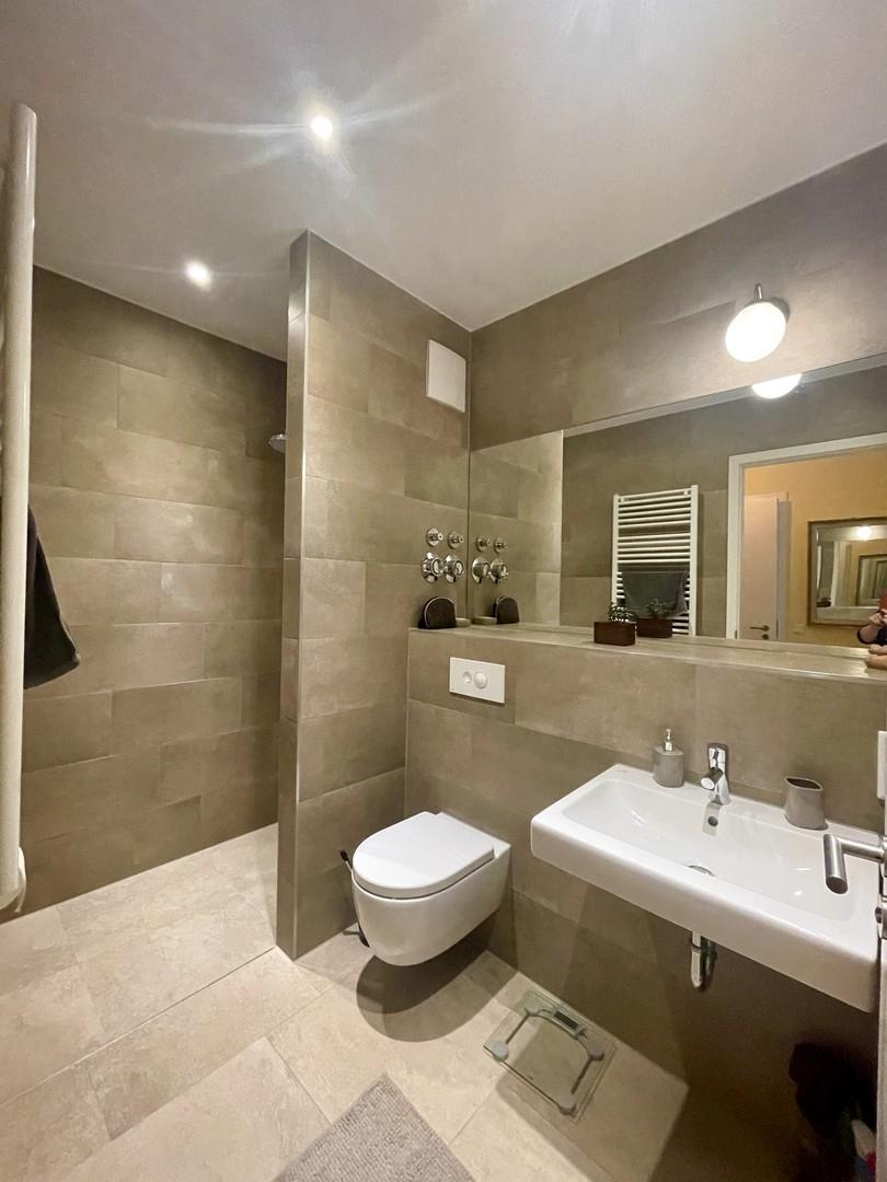 Elternbadezimmer mit Dusche