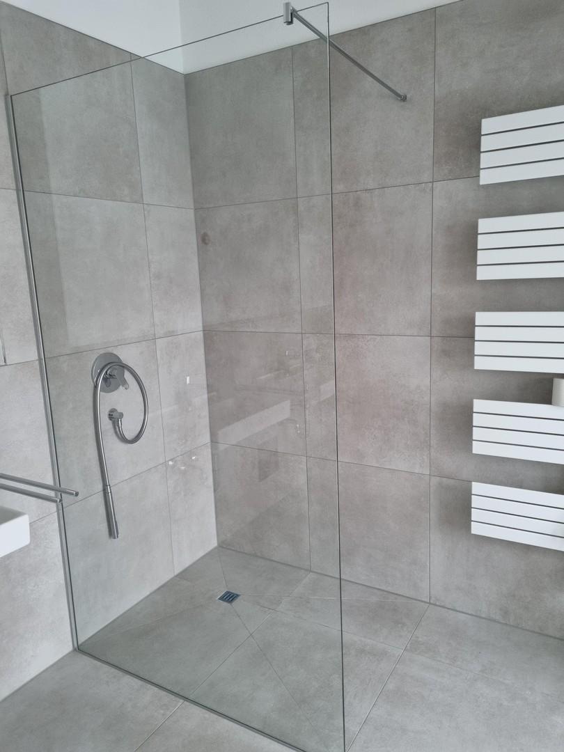 ebene Dusche m. Handtuchheizk.