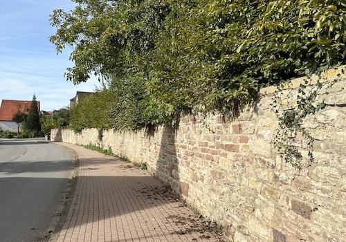 Straßenmauer