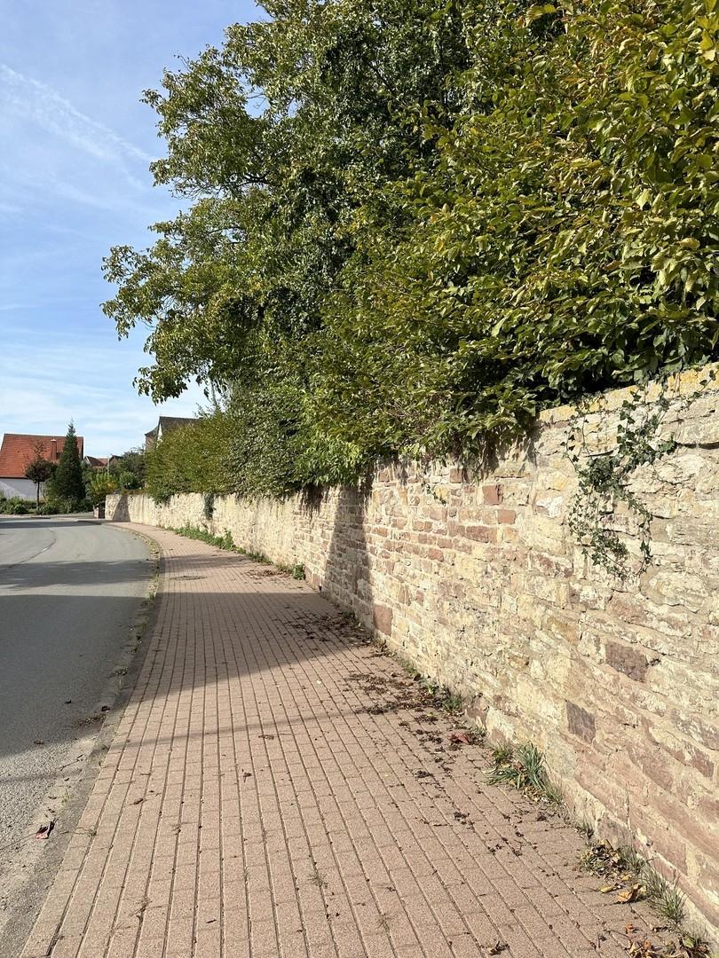 Straßenmauer