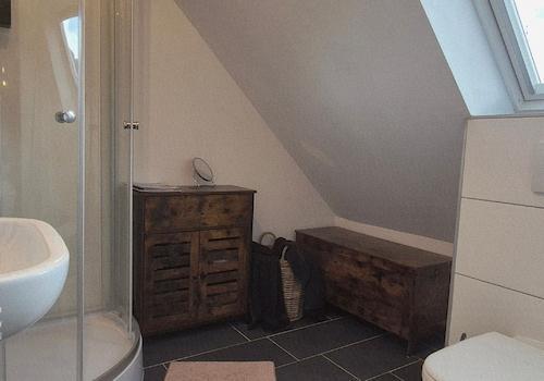 Badezimmer mit Dusche