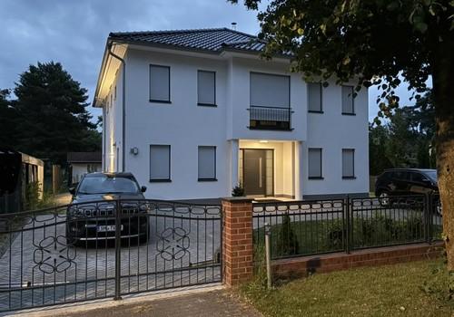 Hausansicht, vorn, Abend