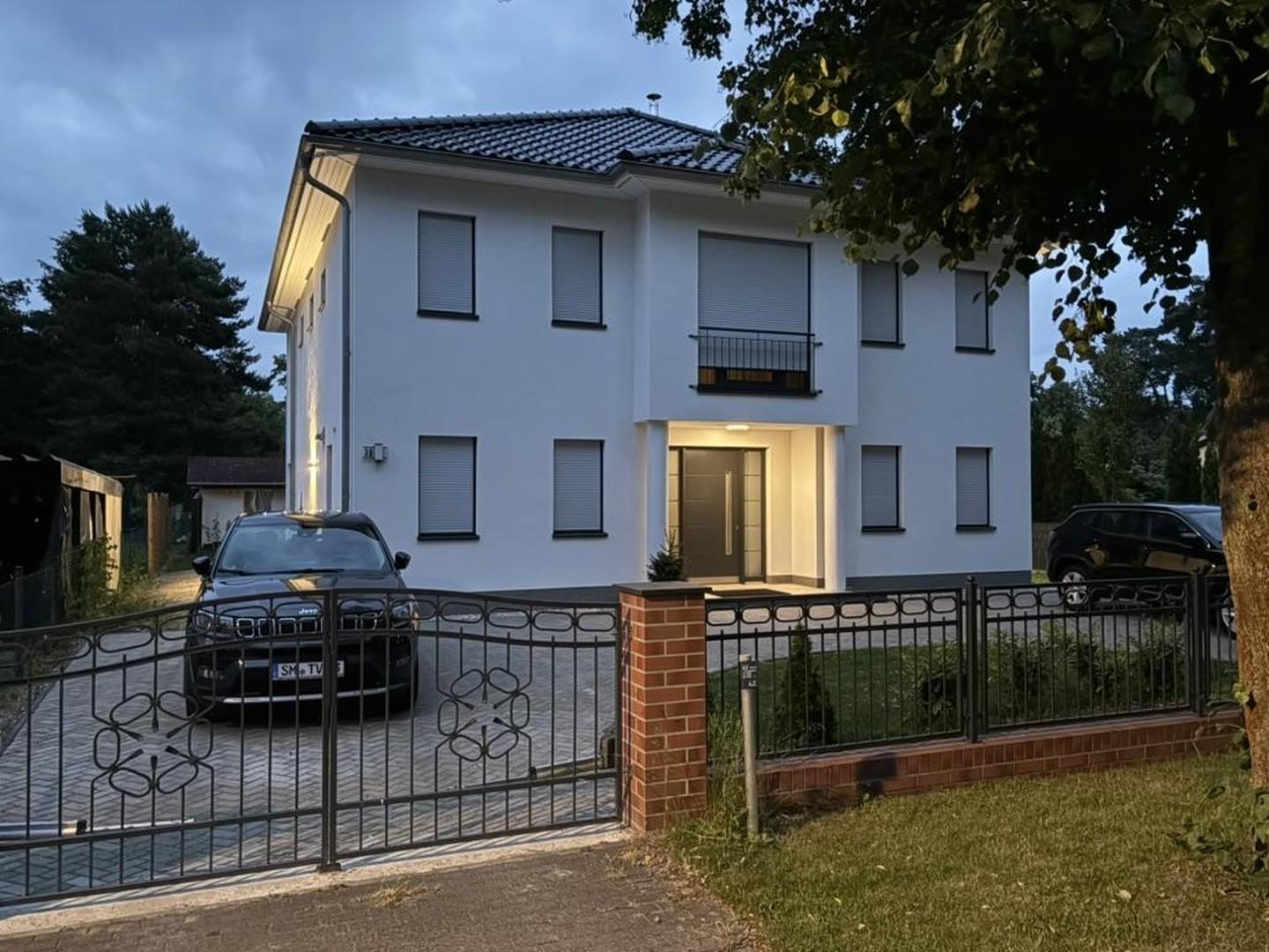 Hausansicht, vorn, Abend