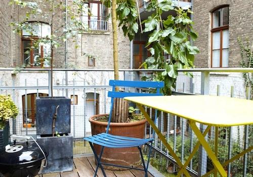 großem Balkon zum Innenhof