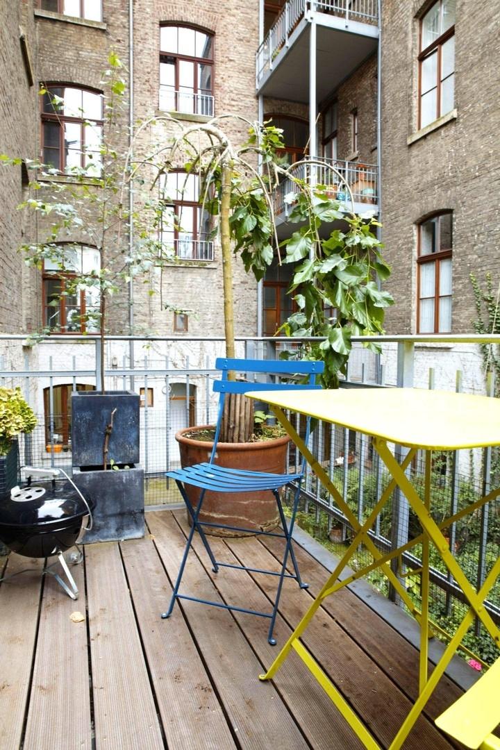 großem Balkon zum Innenhof