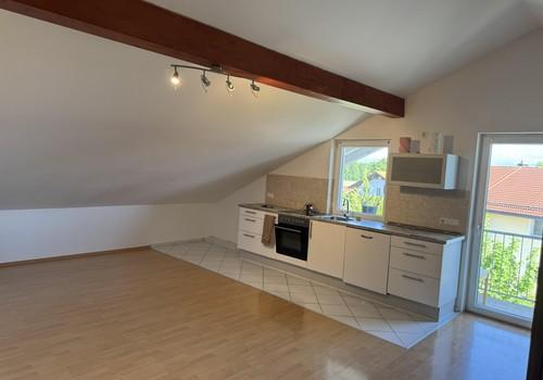Sicht auf Küche mit Balkontür