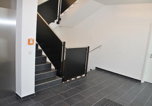 Treppenhaus mit Fahrstuhl