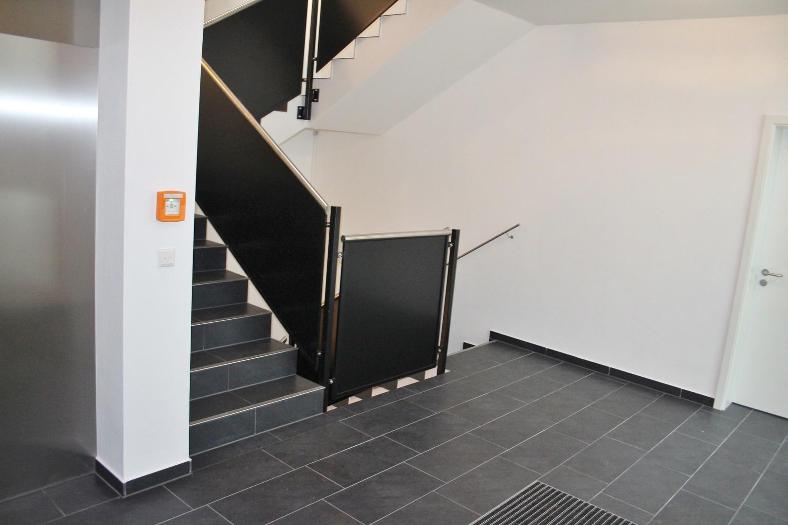 Treppenhaus mit Fahrstuhl