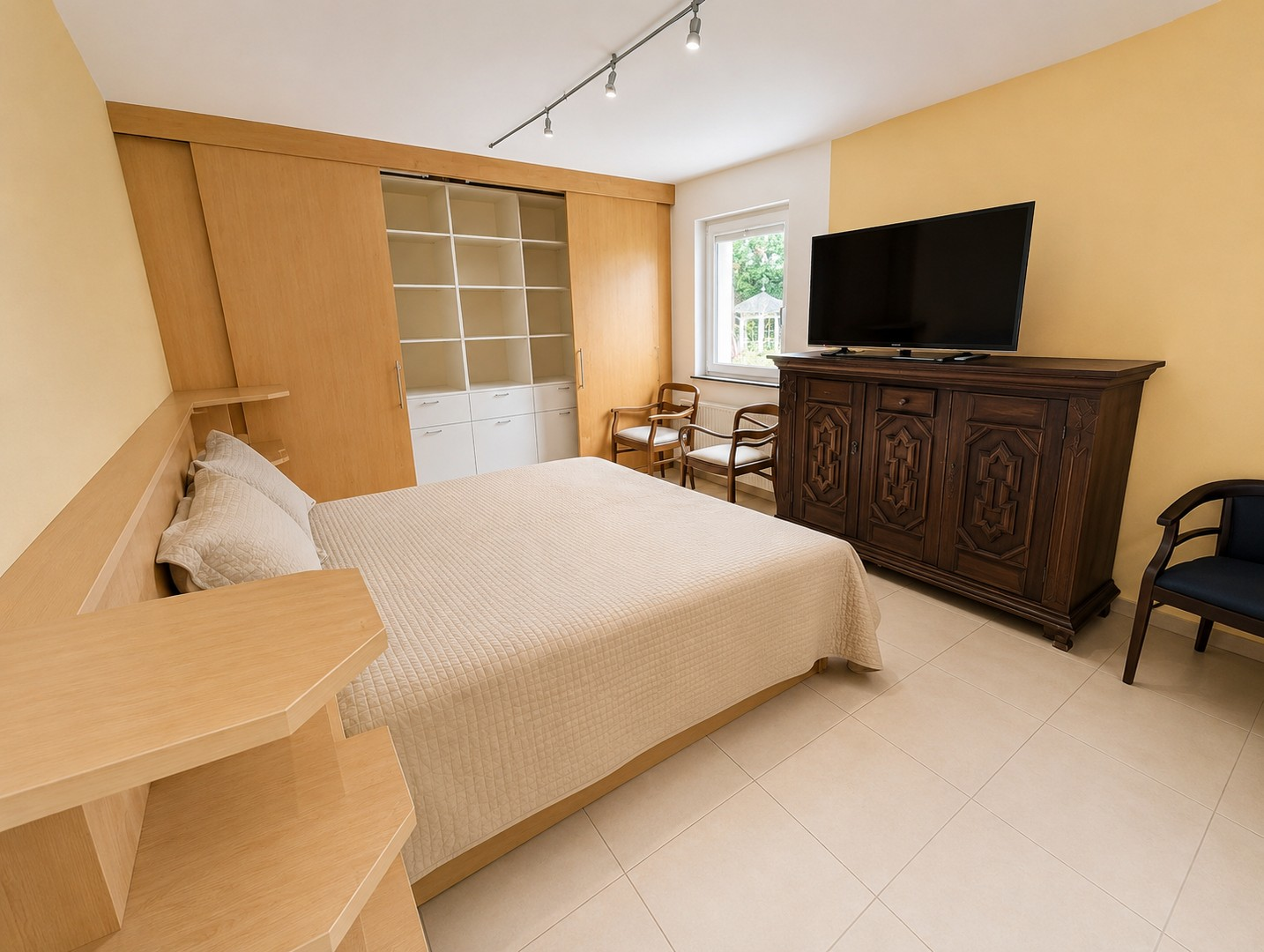 Schlafzimmer mit Eibauten