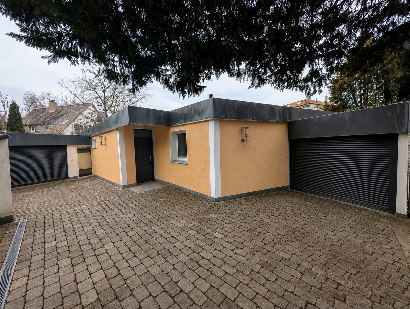 Hausansicht und Garagen