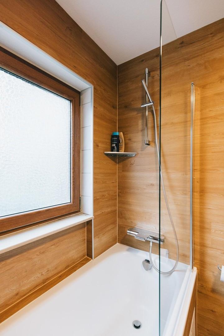 Dusche und Badewanne